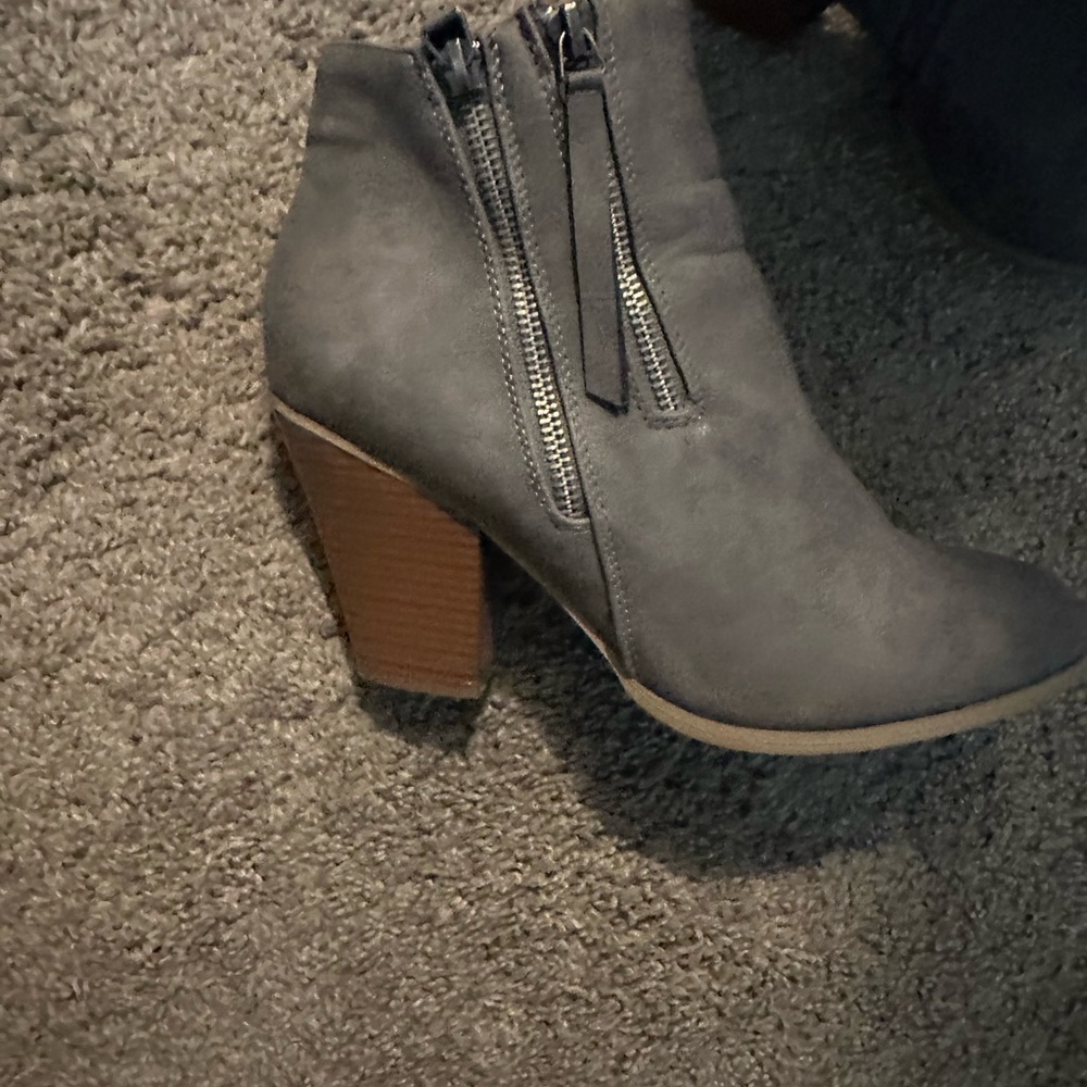 Stylish Gray Ankle Boots for Women - Picture 2 of 3